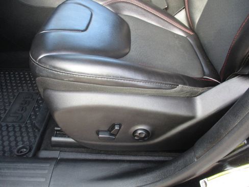 Used 2019 Jeep Cherokee Trailhawk w/ Cold Weather Group image 14