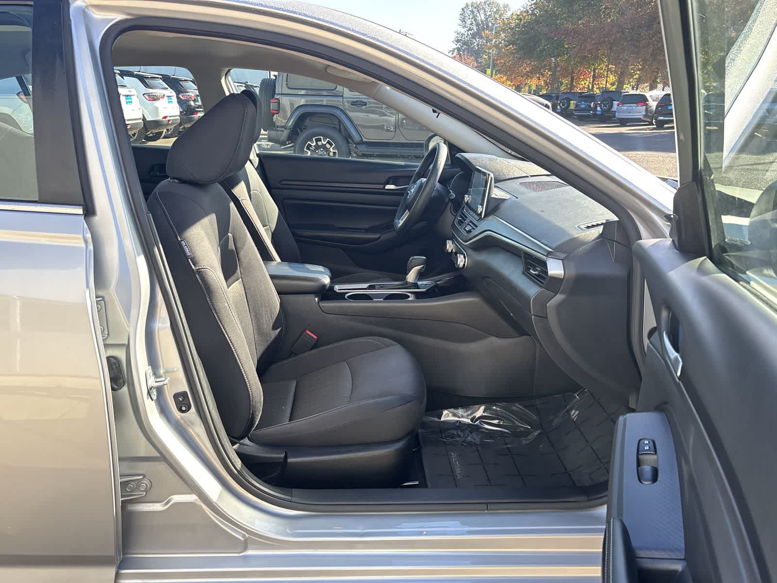 Used 2024 Nissan Altima 2.5 SV FWD image 9