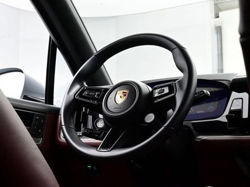Certified 2024 Porsche Cayenne AWD/4WD image 20