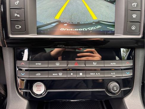 Used 2018 Jaguar F-PACE Premium image 35