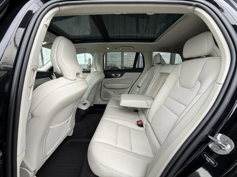 Used 2024 Volvo V60 B5 Cross Country Plus image 34