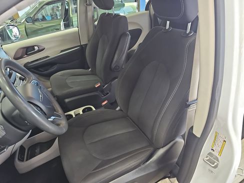 Used 2023 Chrysler Voyager LX FWD image 12