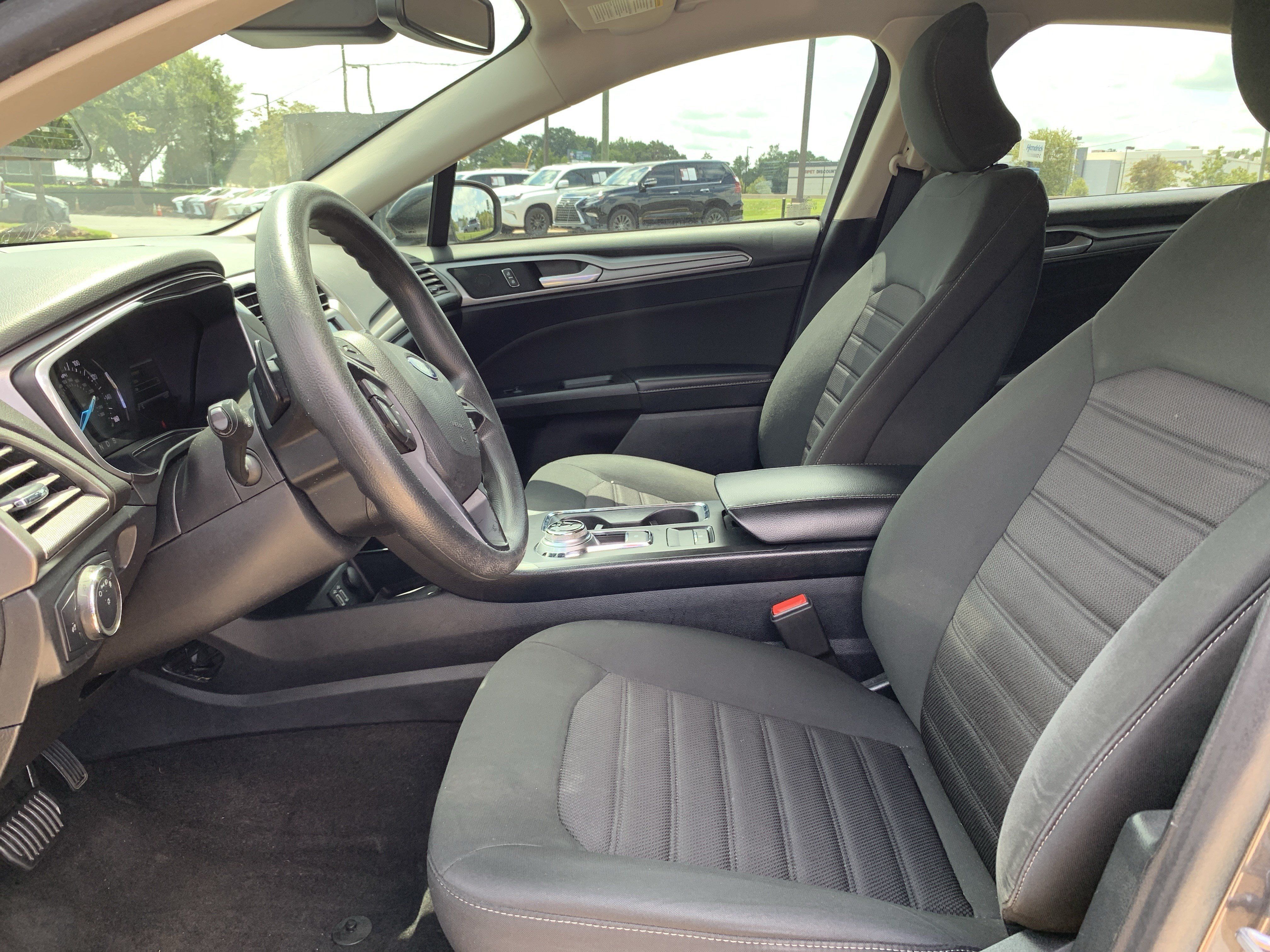 Used 2019 Ford Fusion SE FWD image 16