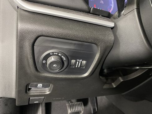 Used 2023 Jeep Grand Cherokee Limited image 38