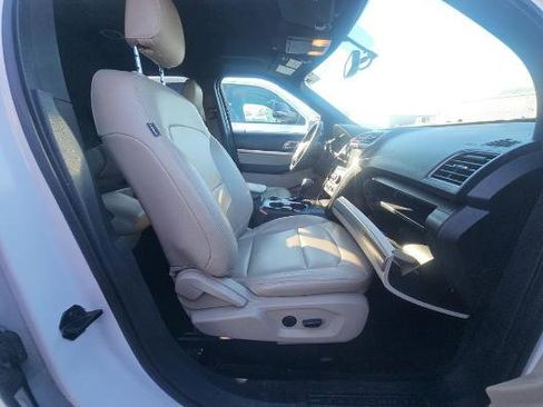 Used 2019 Ford Explorer XLT w/ Equipment Group 202A image 8