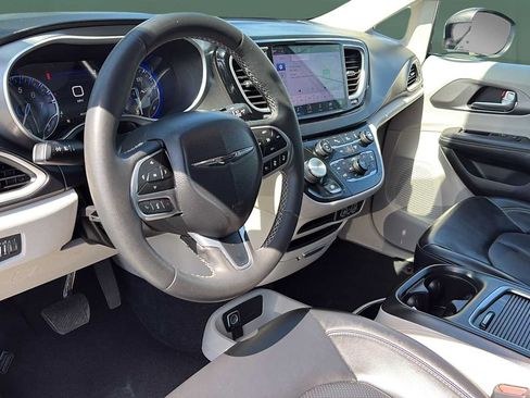 Used 2023 Chrysler Pacifica Touring-L FWD image 18