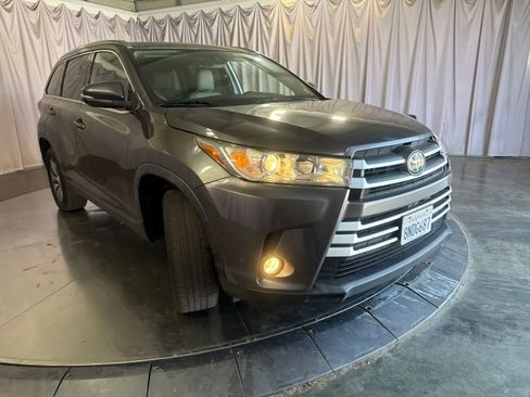 Used 2019 Toyota Highlander XLE FWD image 3