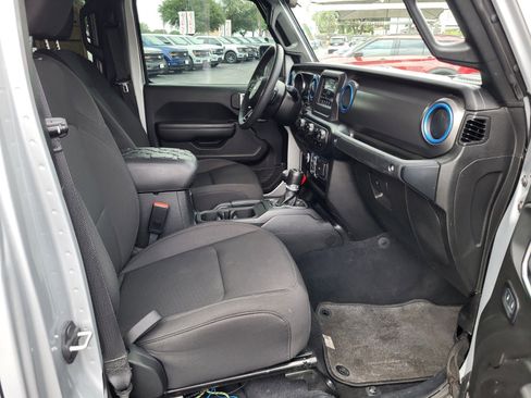 Used 2023 Jeep Gladiator Willys AWD/4WD image 12