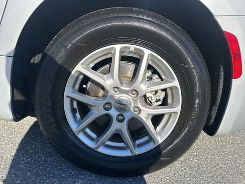 Used 2024 Chrysler Pacifica Touring-L image 30