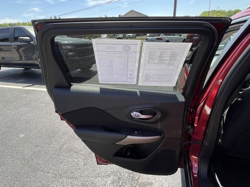 Used 2017 Jeep Cherokee Latitude FWD image 18