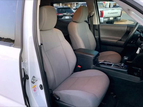 Used 2018 Toyota Tacoma SR image 8