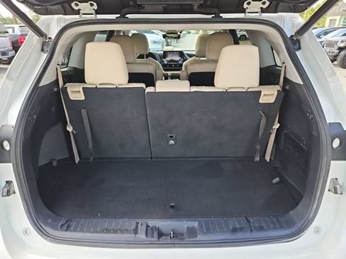 Used 2021 Toyota Highlander XLE AWD/4WD image 17