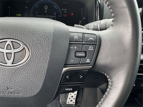 Used 2025 Toyota Camry SE image 14