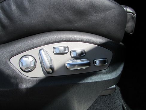 Used 2012 Porsche Cayenne Turbo AWD/4WD image 32
