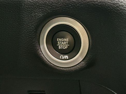 Used 2025 Chrysler Pacifica Limited FWD image 22