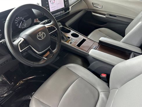Certified 2022 Toyota Sienna XLE FWD image 12