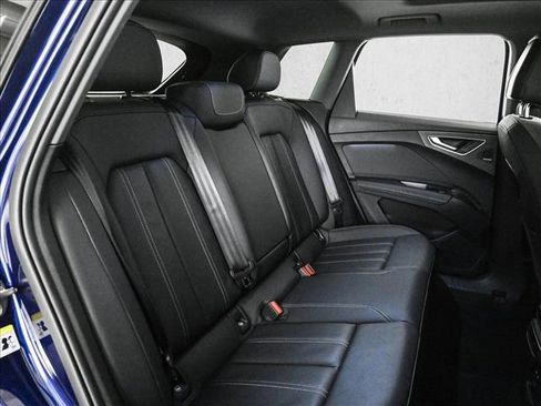 Used 2024 Audi Q4 e-tron Prestige image 21