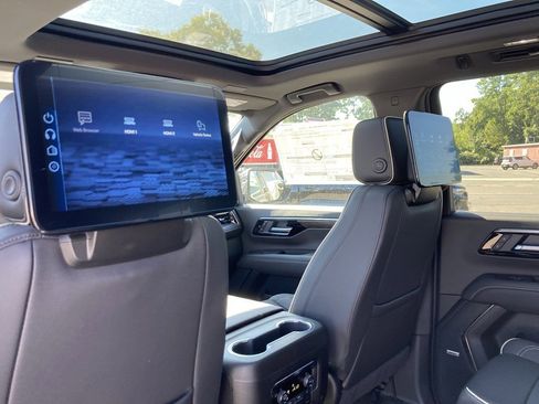 New 2025 Chevrolet Suburban Premier image 22