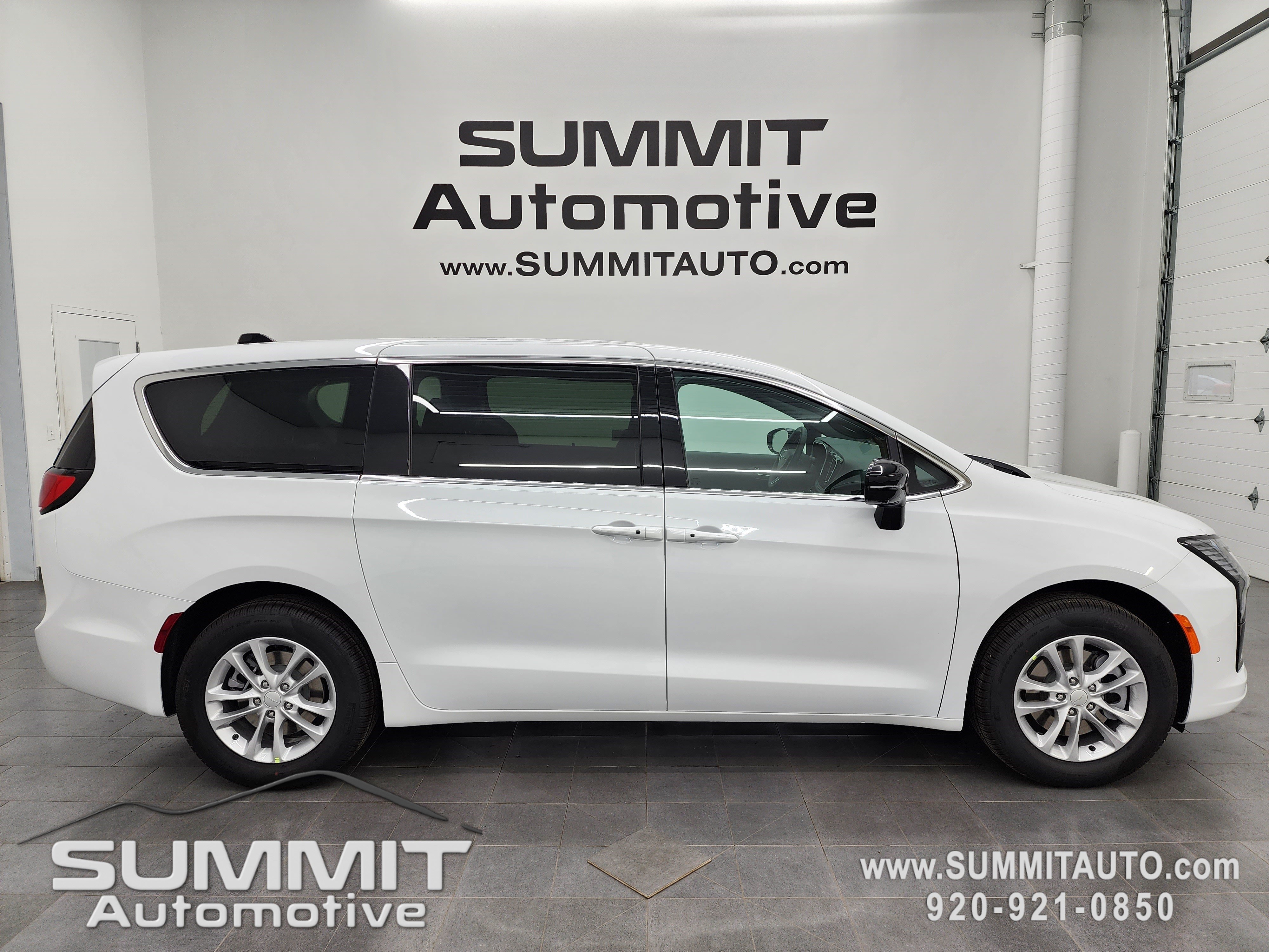 New 2027 Chrysler Pacifica Select w/ Family Tech Group AWD/4WD 360° Tour