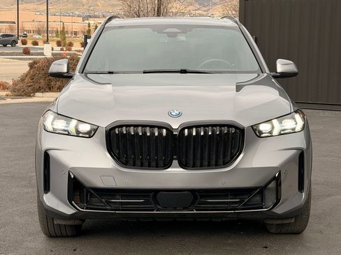 Used 2025 BMW X5 xDrive50e image 2
