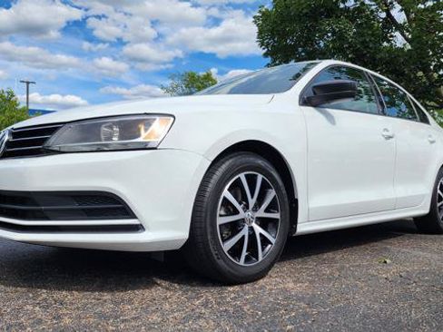 Used 2016 Volkswagen Jetta SE FWD image 2