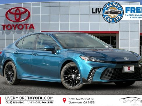 Used 2025 Toyota Camry SE FWD image 1
