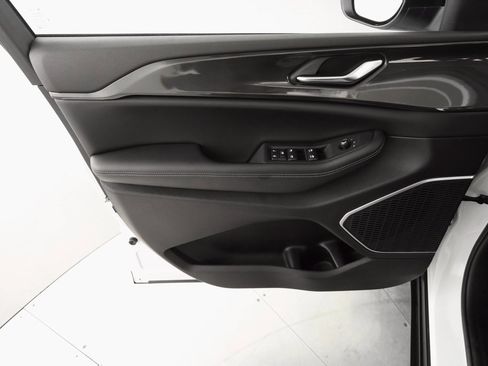 Certified 2022 Jeep Grand Cherokee Laredo w/ Luxury Tech Group I image 18