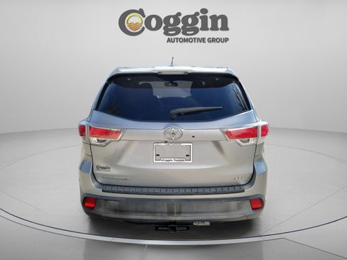 Used 2014 Toyota Highlander XLE FWD image 3