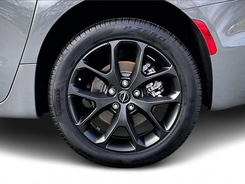 Used 2023 Chrysler Pacifica Limited w/ S Appearance Package image 35