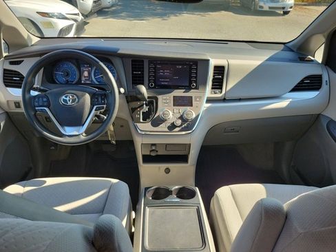 Used 2018 Toyota Sienna LE image 21