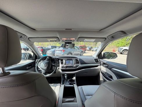 Used 2019 Toyota Highlander XLE AWD/4WD image 7