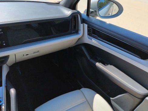Used 2024 Porsche Cayenne image 16