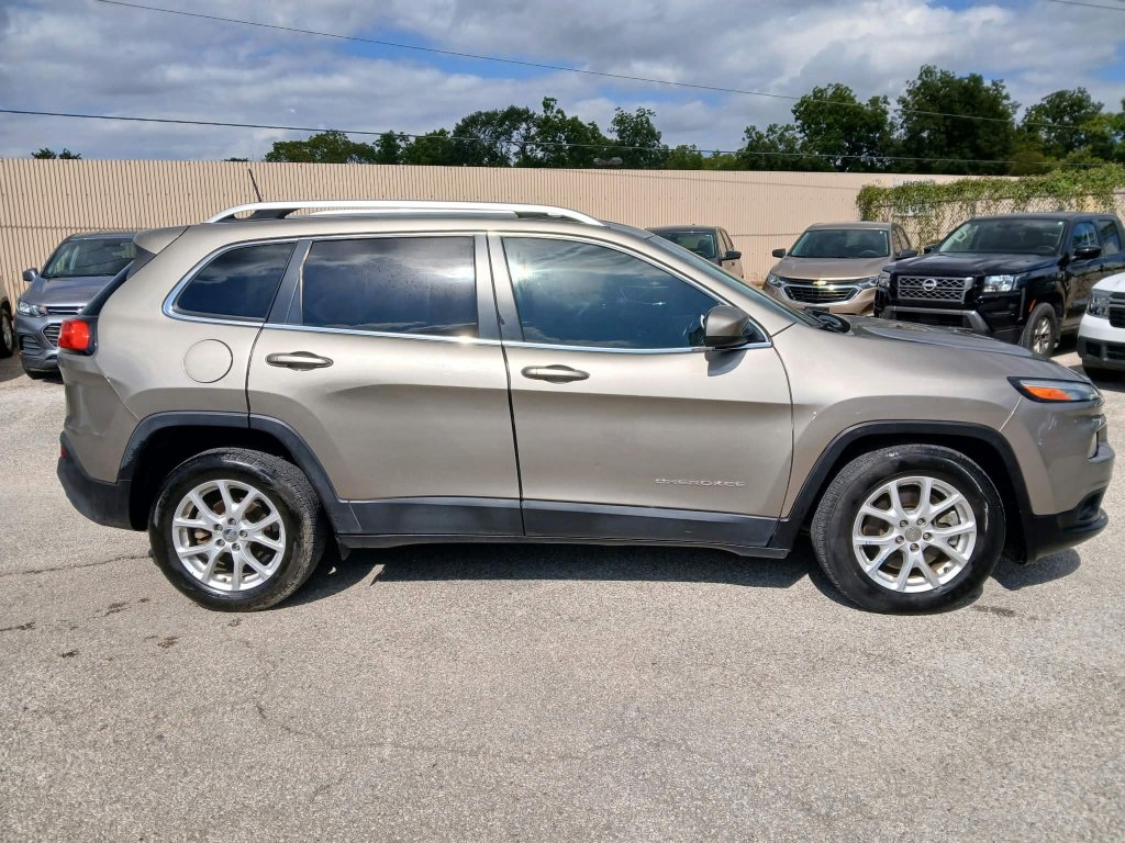 Used 2017 Jeep Cherokee Latitude FWD image 4