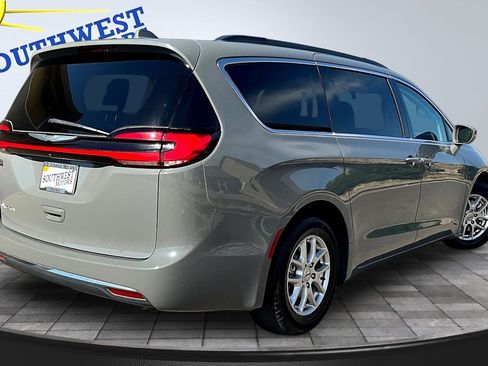 Used 2022 Chrysler Pacifica Touring-L FWD image 6