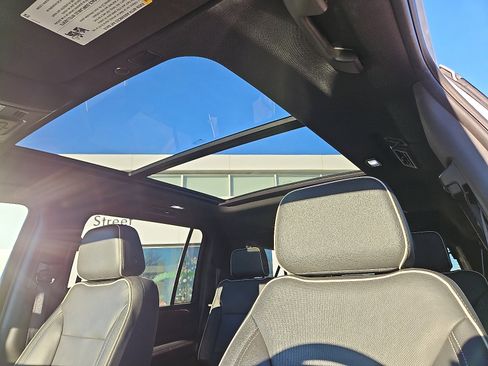 Used 2021 Chevrolet Suburban Premier w/ Premium Package image 11