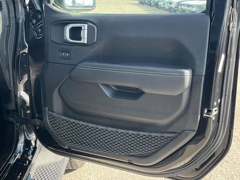 Used 2022 Jeep Wrangler Unlimited Sahara w/ Cold Weather Group AWD/4WD image 25