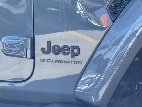 Used 2025 Jeep Gladiator Sport image 4