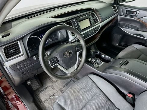 Used 2018 Toyota Highlander LE w/ Carpet Mat Package (TMS) AWD/4WD image 2