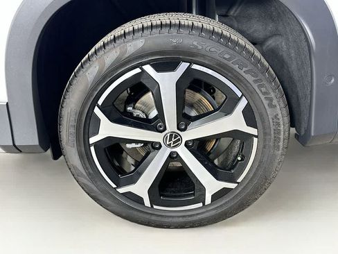 Used 2025 Volkswagen Tiguan SE w/ Panoramic Sunroof Package AWD/4WD image 8
