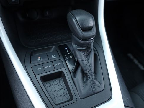 Used 2021 Toyota RAV4 LE image 9