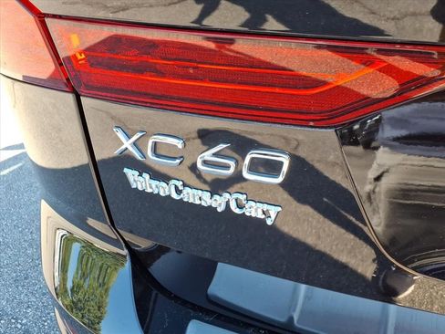 Certified 2023 Volvo XC60 B5 Plus image 5