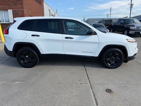 Used 2017 Jeep Cherokee Sport FWD image 4