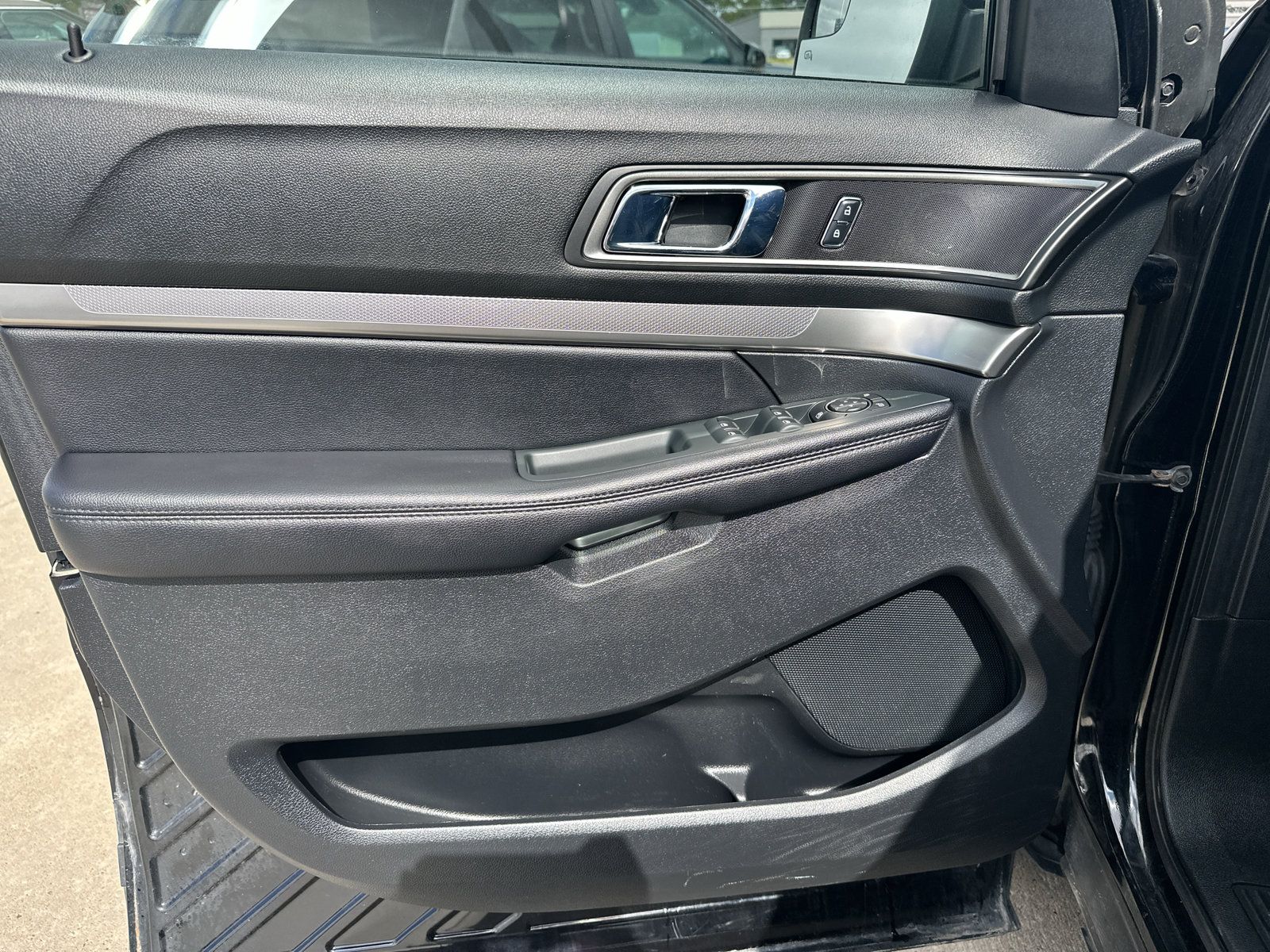 Used 2018 Ford Explorer XLT w/ Equipment Group 202A AWD/4WD image 15