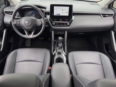 Used 2023 Toyota Corolla Cross XLE image 11