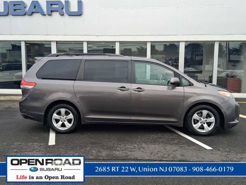 Used 2012 Toyota Sienna LE image 4
