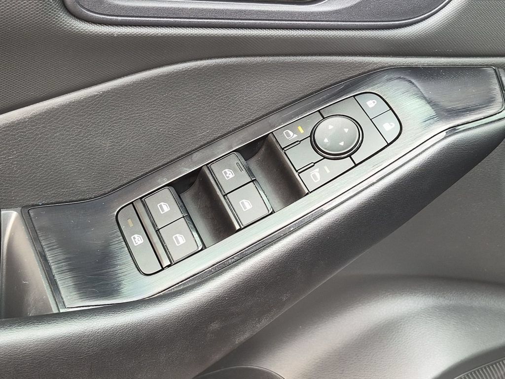 Used 2024 Nissan Rogue S AWD/4WD image 13