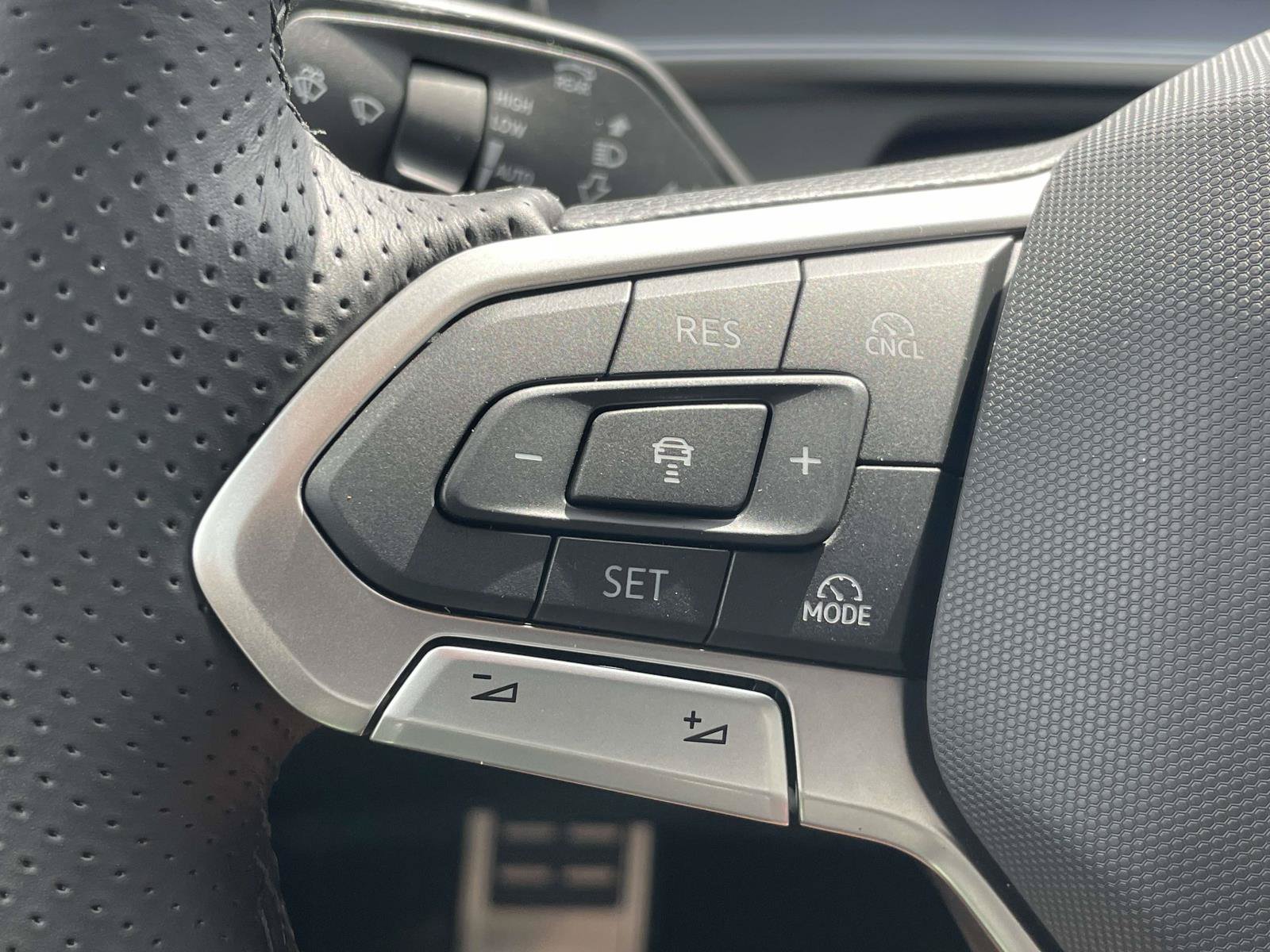 New 2026 Volkswagen Tiguan SE R-Line FWD image 23