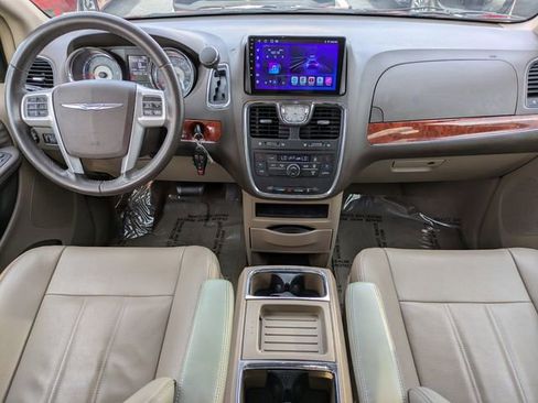 Used 2014 Chrysler Town & Country Touring image 13