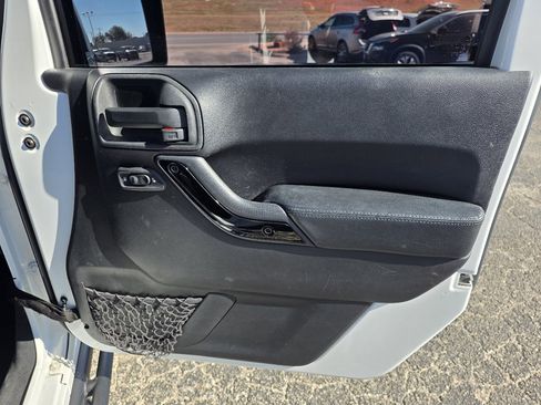 Used 2015 Jeep Wrangler Unlimited Sahara image 16