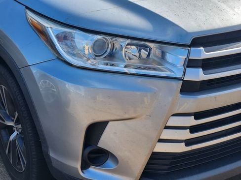 Used 2017 Toyota Highlander LE FWD image 2